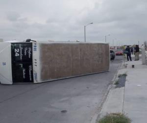 Aparatosa volcadura de pesera deja pasajeros con lesiones leves