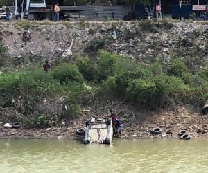 Descubren auto volcado en el Anzaldúas al bajar nivel del agua