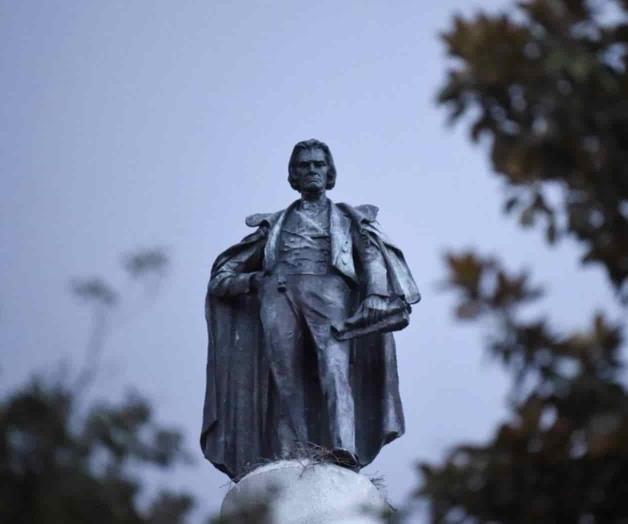 Charleston retira estatua de defensor de la esclavitud Charleston retira estatua de defensor de la esclavitud