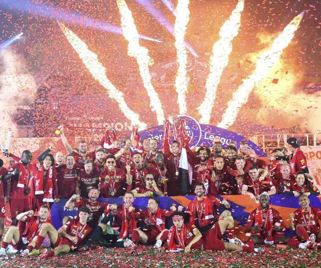 Alza Liverpool el trofeo de Premier Alza Liverpool el trofeo de Premier