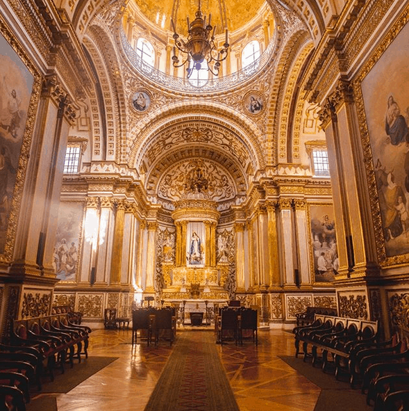 Bellas construcciones como la Capilla Napóles.