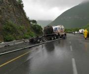 Se impacta tractocamión vs talud de la Sierra Madre