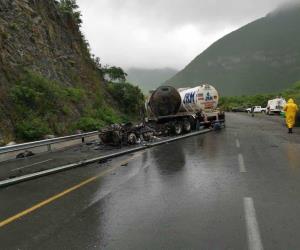 Se impacta tractocamión vs talud de la Sierra Madre