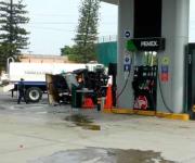 Impactan camioneta, se vuelca e incendia a escasos metros de gasolinera