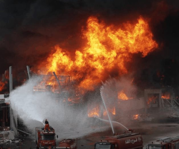 Gran incendio en puerto de Beirut a un mes de una explosión Gran incendio en puerto de Beirut a un mes de una explosión