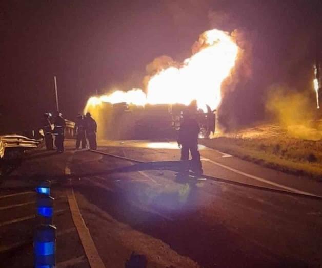 Vuelca pipa con gasolina Vuelca pipa con gasolina