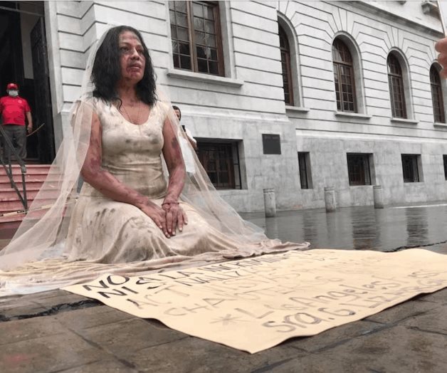 Activista se disfraza de novia golpeada Activista se disfraza de novia golpeada