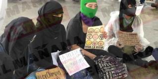 Protestan grupos feministas frente a plaza Miguel Hidalgo