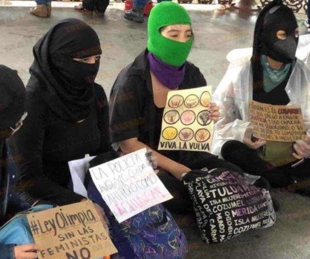 Protestan grupos feministas frente a plaza Miguel Hidalgo Protestan grupos feministas frente a plaza Miguel Hidalgo