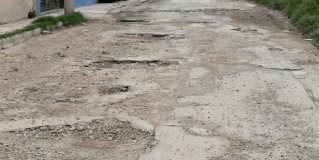 Intransitable la avenida de Las Fuentes; luce llena de baches