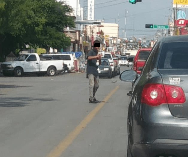 Mujer obliga a su padre a limosnear Mujer obliga a su padre a limosnear