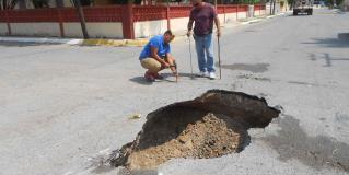 Cae recolector en un socavón en Miguel Alemán