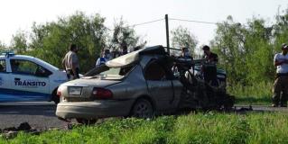 Mueren 2 al chocar  contra un tráiler