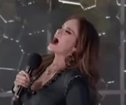 A Lucía Méndez le falla el playback y pide detener la canción