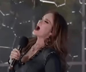 A Lucía Méndez le falla el playback y pide detener la canción