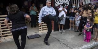 Bailan para combatir la pena y se hacen famosos en Guatemala