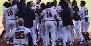 Bravos de Atlanta van a la Serie Divisional; derrotan 5-0 a los Rojos de Cincinnati