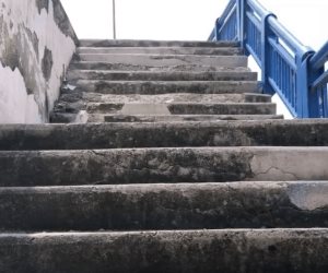 Piden rehabilitar los escalones del puente elevado de central camionera