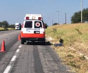 Se desprende llanta de tractocamión y mata a un hombre al impactarlo