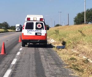 Se desprende llanta de tractocamión y mata a un hombre al impactarlo