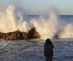 Olas provocadas por marea viva causan dos muertes en Sudáfrica, además de daños en edificios