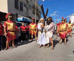 Católicos reviven el Viacrucis de Jesús este Viernes Santo en Reynosa