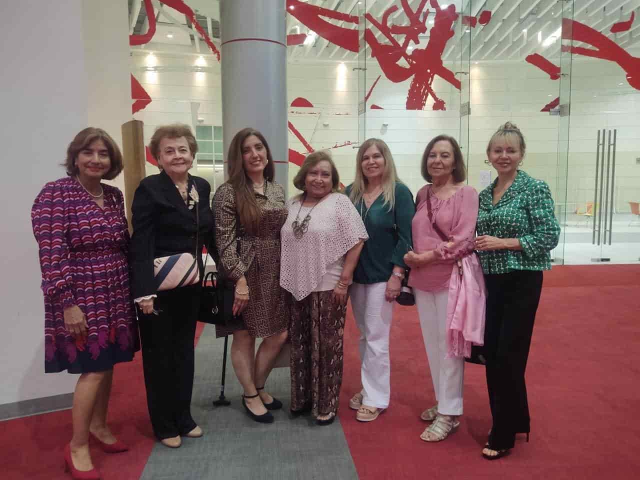 Vicky de Magaña, Martha Sustaita, Olga Herrera, Rosalva Pérez, Angelina Estrada, Idalia Robles y Flor de Santamaría.