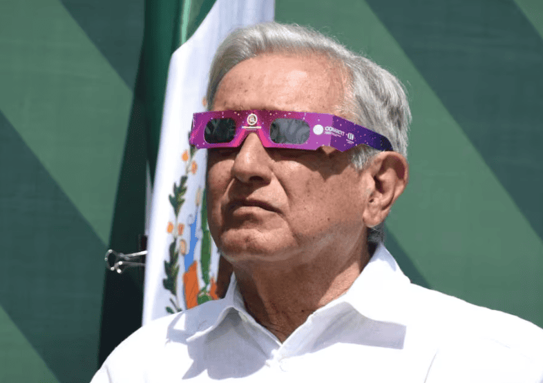 El presidente, Andrés Manuel López Obrador, usa gafas protectoras especiales para observar el eclipse.
