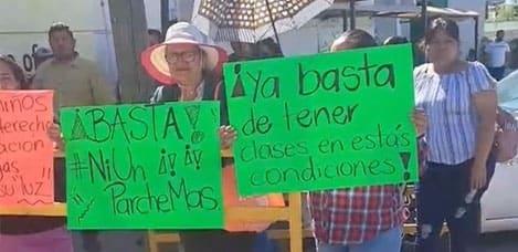 Reynosa | Protestan madres y padres de familia frente a la CFE Nacional.