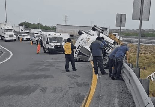 #Reynosa | Se registra volcadura en la salida de la autopista Reynosa-Matamoros de un camión cargado con estructuras de volantes automotrices