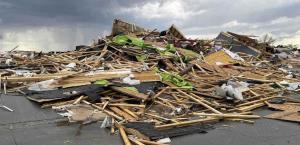 Destrozan tornados casas