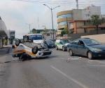 Choca taxi y vuelca en Tampico: Quedan lesionadas 3 pasajeras