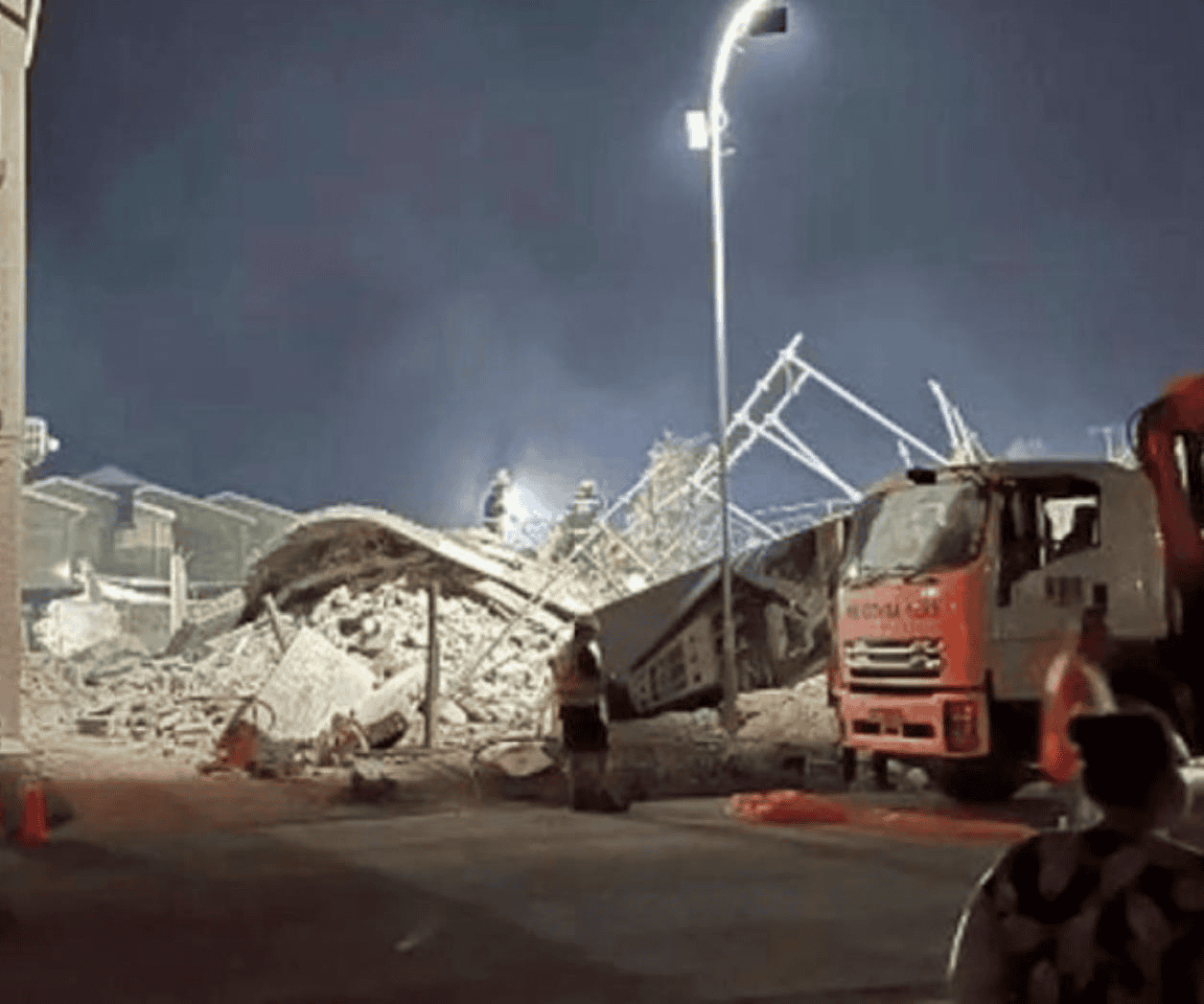 Mueren dos obreros tras el derrumbe de edificio