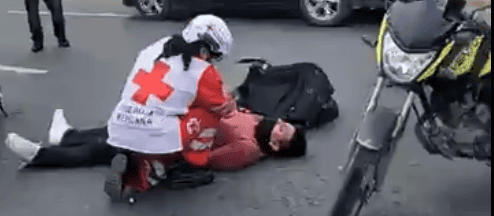 Un motociclista resulto lesionado al verse involucrado en una accidente vehicular, quien es auxilio por paramedicos de la Cruz Roja