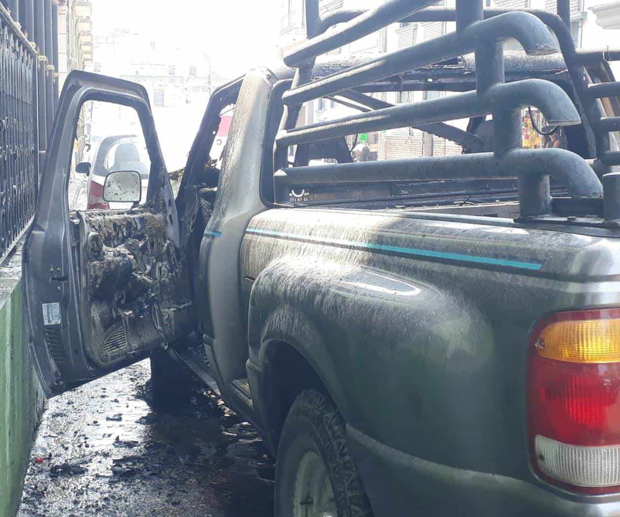 Camioneta se incendia, la apagan con refrescos en pleno Centro Histórico