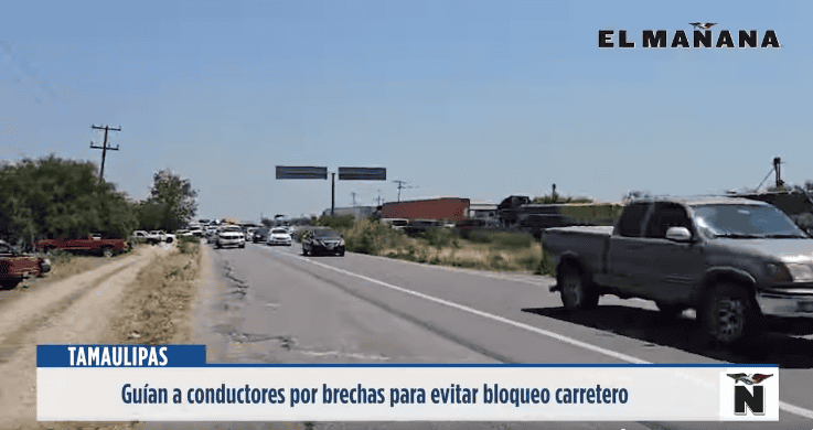 San Fernando | La Guardia Nacional apoya a conductores varados por bloqueo en carretera federal Victoria-Matamoros. Los vehículos están siendo guiados por brechas.