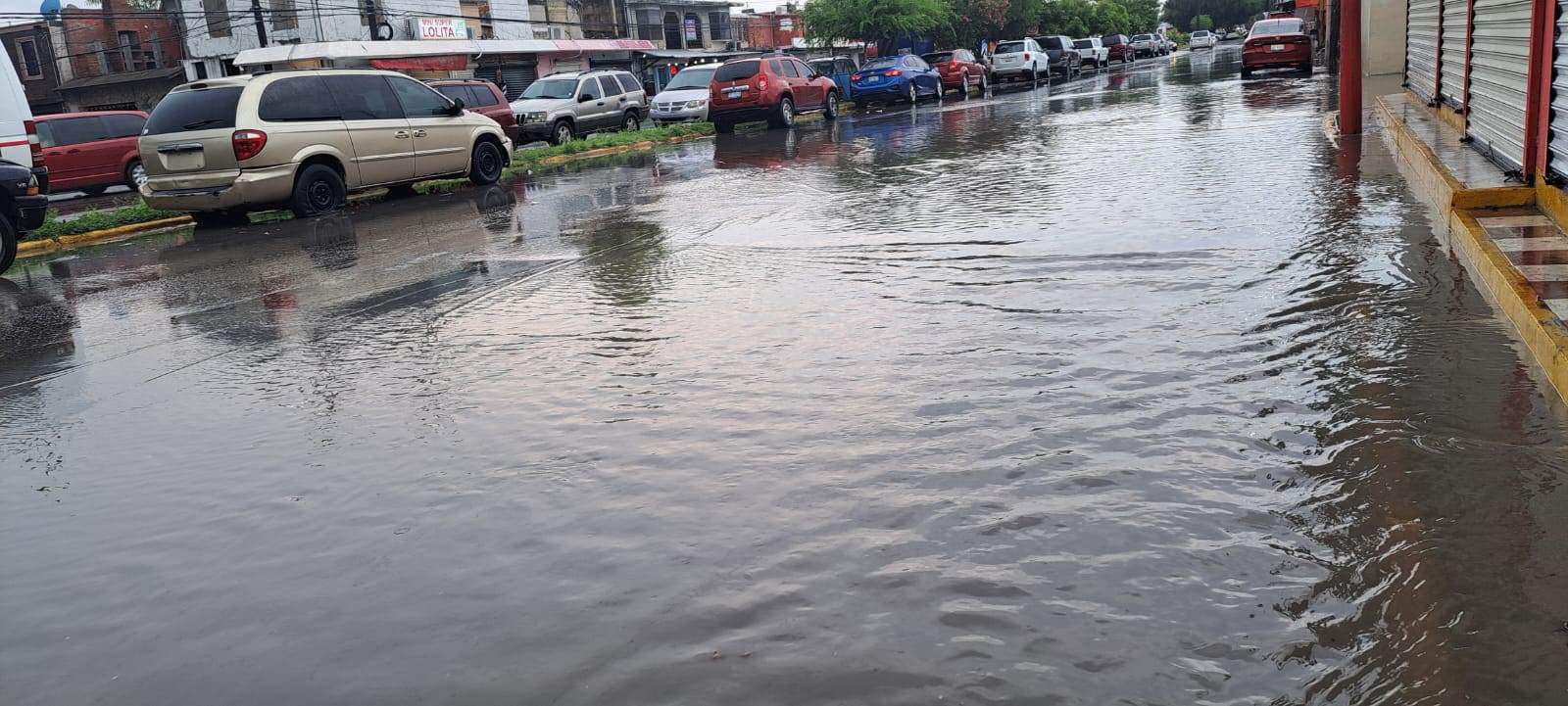 Fuertes lluvias y tormenta eléctrica en Reynosa causan tráfico y encharcamientos