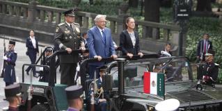 Participan AMLO y Claudia Sheinbaum en desfile de aniversario de Niños Héroes