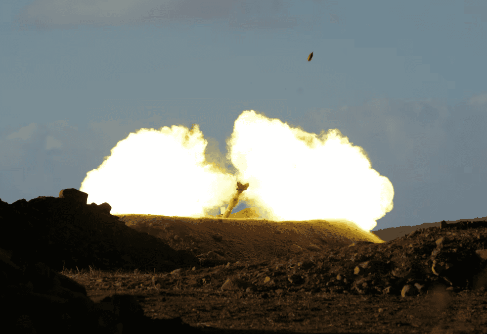 Un tanque israelí dispara un proyectil desde el norte de Israel hacia el Líbano, este miércoles.