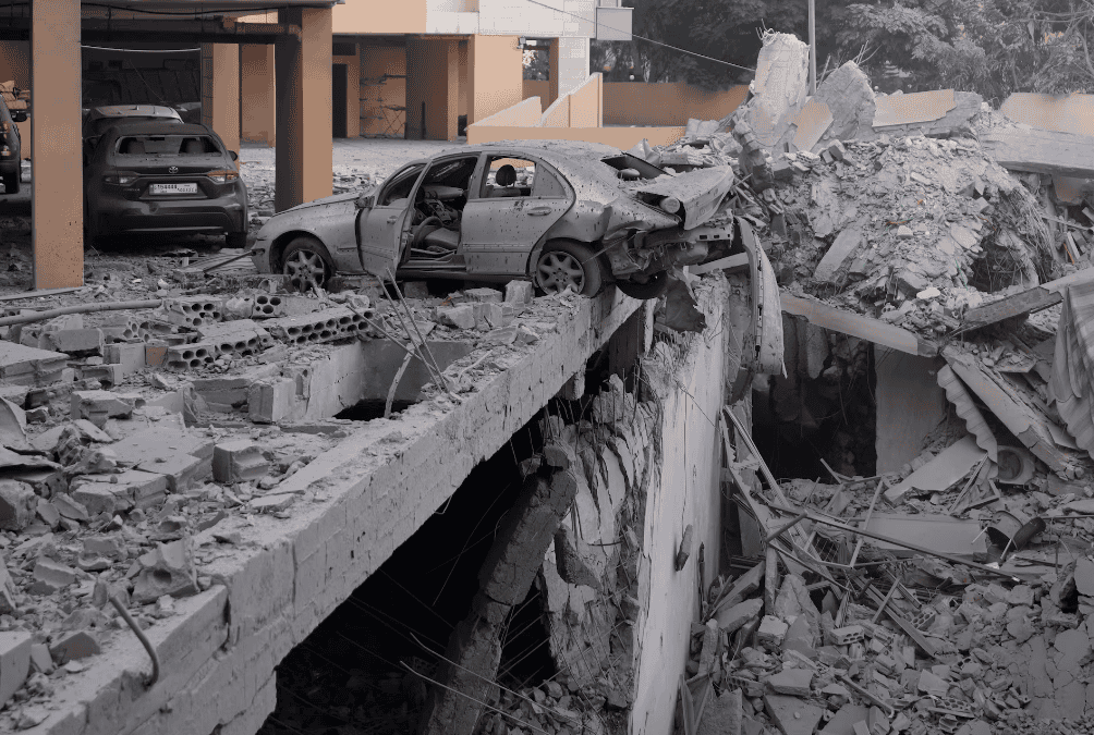 Daños causados en el barrio de Dahiyeh en Beirut tras un ataque aéreo israelí, este miércoles.