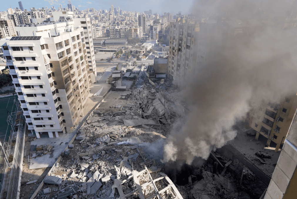 Vista aérea de un edificio colapsado tras un ataque israelí en el barrio de Dahiyeh en Beirut, este miércoles.