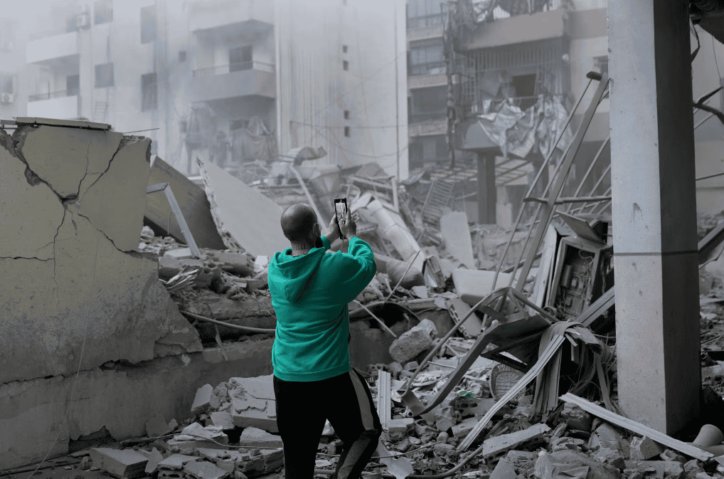 Un hombre hace una foto de los edificios destruidos, tras un ataque aéreo israelí en el barrio de Dahieh en Beirut, este miércoles.