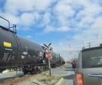 Molesta a automovilista congestionamiento vial por paso del ferrocarril