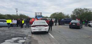 Bloquean ejidatarios carretera a San Fernando por falta de luz y agua