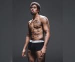 Posa semidesnudo