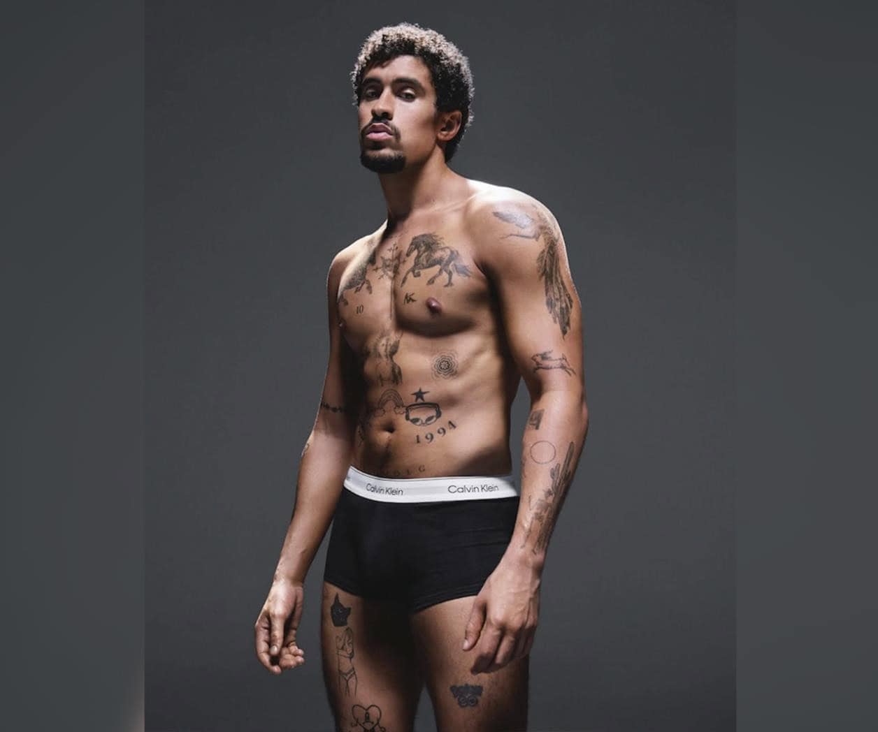 Posa semidesnudo