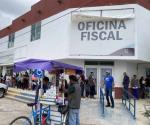 Aprovechan contribuyentes descuentos: Largas filas en la Fiscal