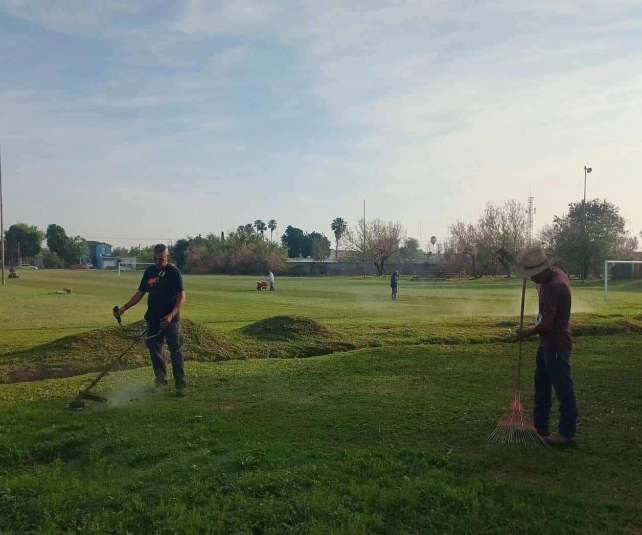 Limpian canchas y espacios deportivos en Cd. Miguel Alemán