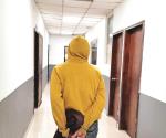 Intenta sacar sin pagar mercancía de una tienda