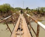 Rehabilitan vecinos un puente peatonal